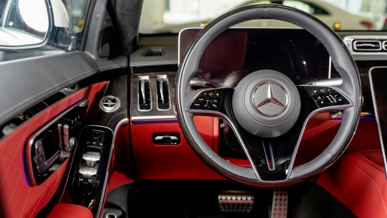 RED INTERIOR OF A LUXURY CAR MERCEDES-BENZ