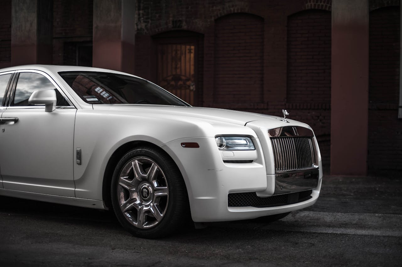 Reimagined Rolls-Royce Cullinan Series II Targets Young Affluent Buyers ...