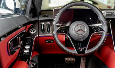 RED INTERIOR OF A LUXURY CAR MERCEDES-BENZ