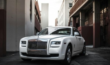 PHOTO OF WHITE ROLLS-ROYCE GHOST PARKED IN AN ALLEY