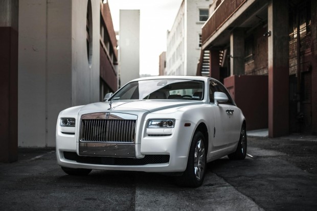 PHOTO OF WHITE ROLLS-ROYCE GHOST PARKED IN AN ALLEY