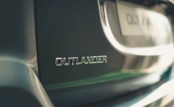 A CLOSEUP SHOT OF A MITSUBISHI OUTLANDER CAR DETAILS