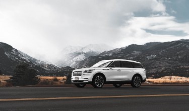 2020 LINCOLN AVIATOR ON ASPHALT ROAD IN MOUNTAINS