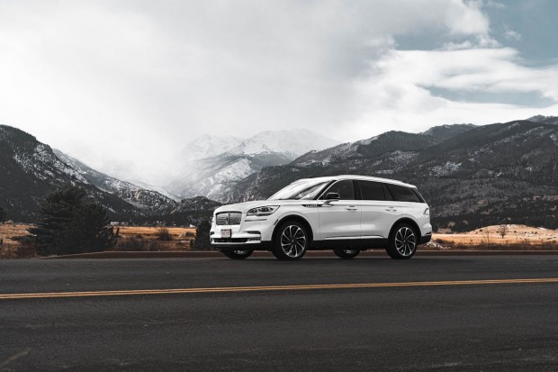 2020 LINCOLN AVIATOR ON ASPHALT ROAD IN MOUNTAINS
