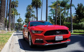 CONVERTIBLE FORD MUSTANG 