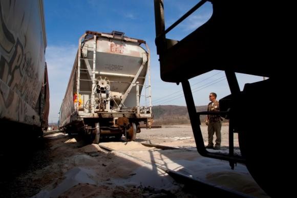 U.S. fracking firms stay in top gear despite oil price slump