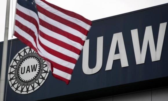 UAW presses Daimler at Alabama plant after NLRB victory