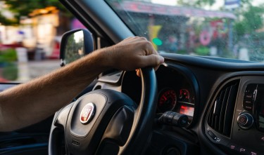 CLOSE UP PHOTO OF A PERSON DRIVING A CAR (FIAT)