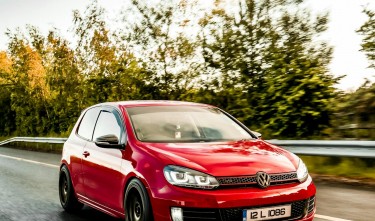 A VOLKSWAGEN GOLF ON THE ROAD 