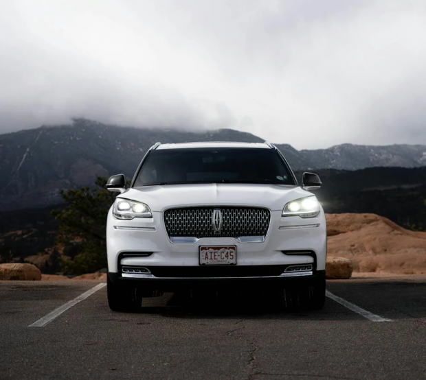 LINCOLN CAR, CAR WITH MOUNTAIN IN COLORADO